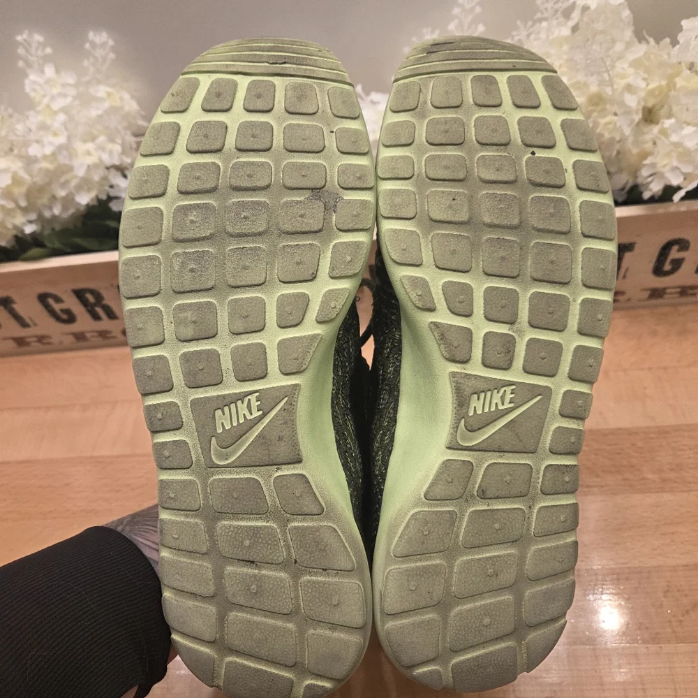 Nike Roshe One Flyknit Women's Running Shoes Rough Green/Black Size 9.5